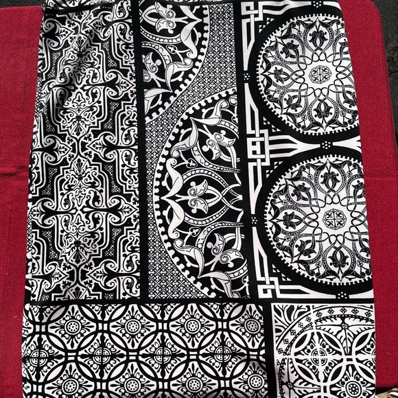 Chic Black and White Knee-Length Pencil Skirt for Work - Picture 2 of 2